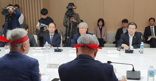 김용범 기획재정부 1차관(뒷줄 맨오른쪽)이 22일 대한상공회의소에서 민관합동 농업계 간담회를 주재하고 있다. 농민 단체 관계자들은 공개 간담회를 요구하며 정부 측과 실랑이를 벌이다 퇴장해 간담회는 파행으로 끝났다. <연합뉴스>